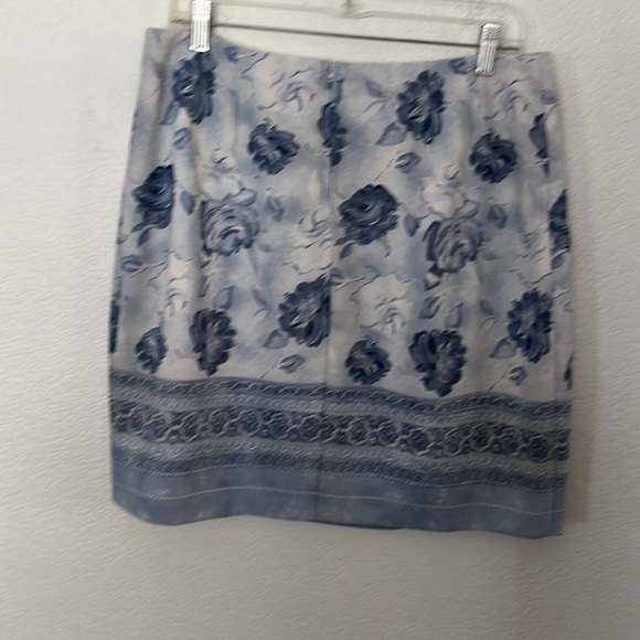 HILLARD & HANSON LIGHT BLUE FLORAL SKIRT SIZE 16 GREAT CONDITION. - Picture 5 of 6